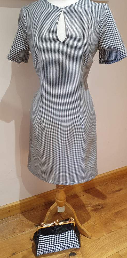 Ladies round neck keyhole blk dogtooth dress