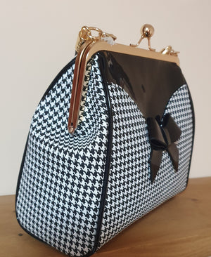 Ladies houndstooth blk handbag